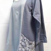 Damenshirt, 3/4-Arm, aus grauem Bio-Baumwollstoff, farblich abgesetzt, mit grau-bunten Taschen mit Vogel-Muster Bild 2