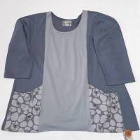 Damenshirt, 3/4-Arm, aus grauem Bio-Baumwollstoff, farblich abgesetzt, mit grau-bunten Taschen mit Vogel-Muster Bild 3