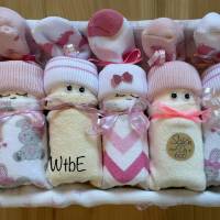 Windeltorte für Mädchen: Windelbabys in der Box, liebevolles Geschenk zur Geburt Bild 1