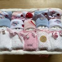 Windeltorte für Mädchen: Windelbabys in der Box, liebevolles Geschenk zur Geburt Bild 3