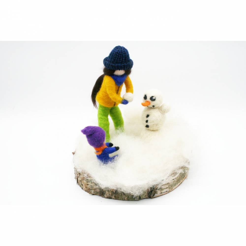 Mutter Mit Kind Beim Schneemann Bauen Handgefilzt