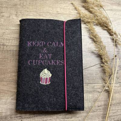 Buchhülle aus Wollfilz mit CUPCAKE Stickerei / Kalenderhülle Farbauswahl / bestickter Schutzumschlag KEEP CALM
