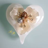 Herzanhänger mit Perlmuttblute auf weißem Meersand Bild 1