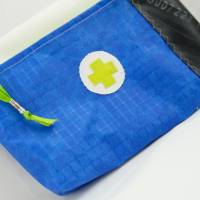 Erste-Hilfe-Täschchen aus Surfsegel und Fahrradschlauch, königsblau und pastellgrün Bild 2