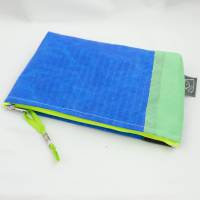 Erste-Hilfe-Täschchen aus Surfsegel und Fahrradschlauch, königsblau und pastellgrün Bild 3
