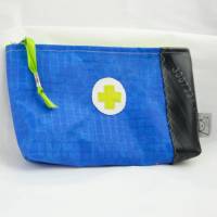 Erste-Hilfe-Täschchen aus Surfsegel und Fahrradschlauch, königsblau und pastellgrün Bild 5