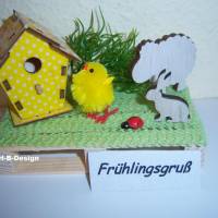 Frühlings-Deko, Frühlingsgruß, Hase-Küken-Vogelhaus-Frühlingslandschaft auf einer Holz-Palette Bild 1