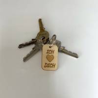 Schlüsselanhänger aus Holz Ich liebe Dich - Geschenk zum Valentinstag, Hochzeitstag, Jahrestag Bild 1