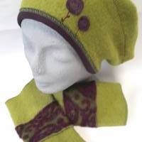Damenmütze Hommage de Paris aus grünem Wollwalk, teilw.gefüttert mit Viskose-Jersey bordeaux und Blumenapplikation Bild 5