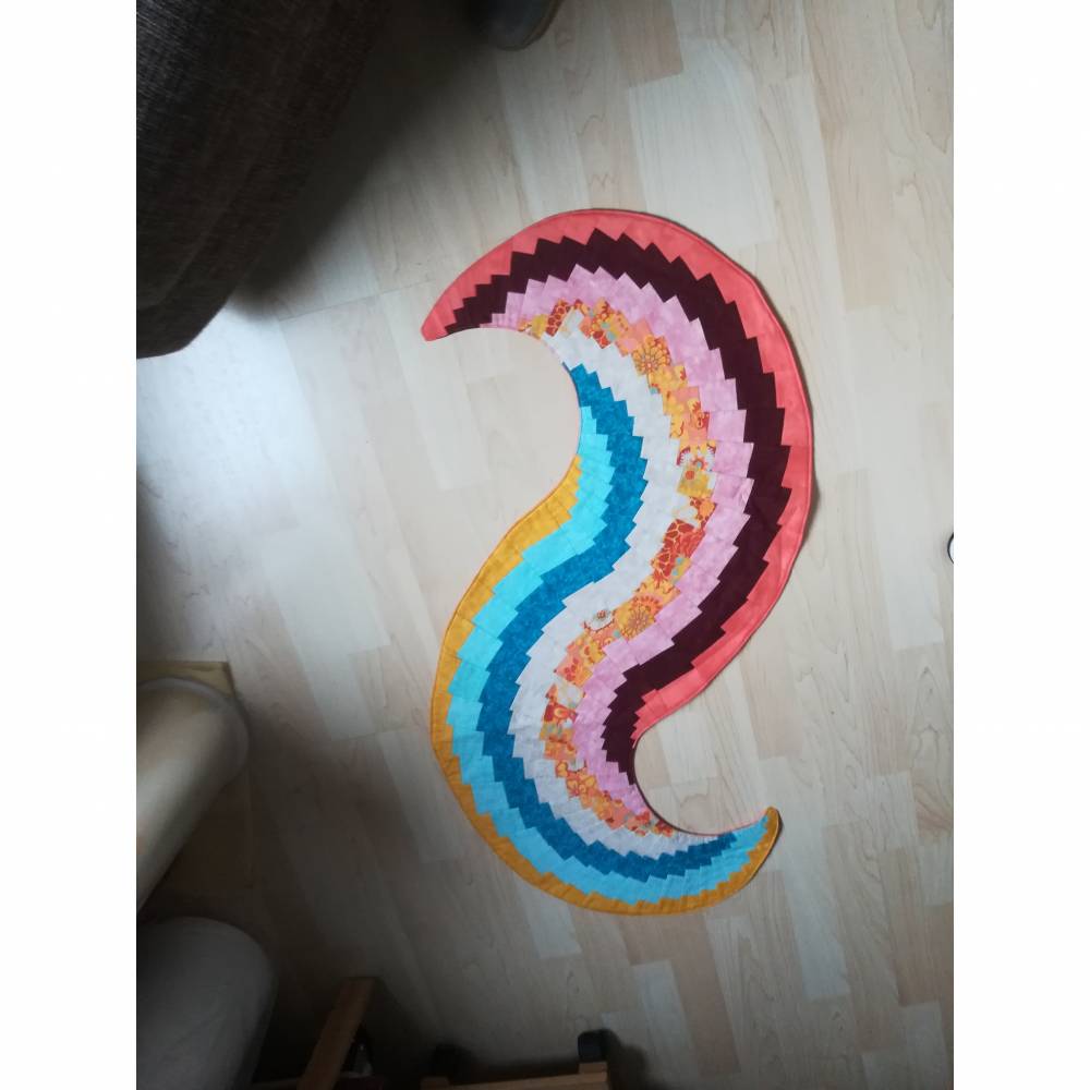 Wow!  Was für Farben. Spiralförmiger Wellenläufer mit bunten Stoffen,  wie das pralle Leben. Bild 1