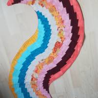 Wow!  Was für Farben. Spiralförmiger Wellenläufer mit bunten Stoffen,  wie das pralle Leben. Bild 2