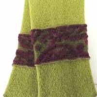 Streifenstulpe, Stulpen aus grünem Wollwalk, mit einem Streifen aus Wollwalk bordeaux-grün-gemustert Bild 1