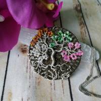 Vier Jahreszeiten Lebensbaum Anhänger als Medaillon im Vintage Look aus mit Mini Rocailles Perlen und Silber Kupferdraht Bild 1