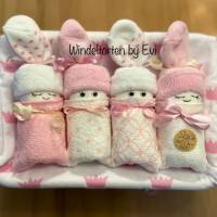 Windeltorte mit 4 Windelbabys für Mädchen, Geschenk zur Geburt, liebevoll gestaltetes Windelgeschenk Bild 1