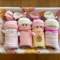 Windeltorte mit 4 Windelbabys für Mädchen, Geschenk zur Geburt, liebevoll gestaltetes Windelgeschenk Bild 2