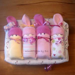 Windeltorte mit 4 Windelbabys für Mädchen, Geschenk zur Geburt, liebevoll gestaltetes Windelgeschenk Bild 9