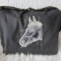 Große schwarze Canvastasche mit aufwendiger Stickerei "Pferdekopf" bestickt Bild 1