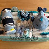 Windeltorte Wal für Junge, im Aufbewahrungskorb, Babygeschenk, mit Name personalisiert Bild 1