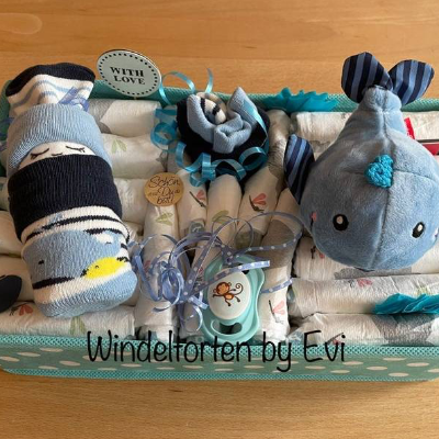 Windeltorte Wal für Junge, im Aufbewahrungskorb, Babygeschenk, mit Name personalisiert