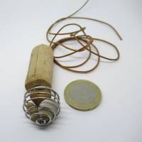 Treibholz Kettenanhänger mit Mini-Steinen in Metallspirale, nachhaltiger Treibholzschmuck, Holzschmuck Bild 10