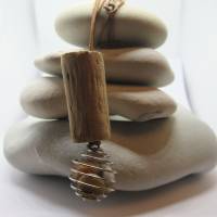 Treibholz Kettenanhänger mit Mini-Steinen in Metallspirale, nachhaltiger Treibholzschmuck, Holzschmuck Bild 4