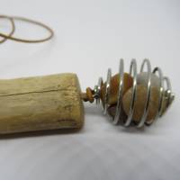 Treibholz Kettenanhänger mit Mini-Steinen in Metallspirale, nachhaltiger Treibholzschmuck, Holzschmuck Bild 5