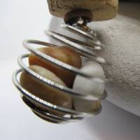 Treibholz Kettenanhänger mit Mini-Steinen in Metallspirale, nachhaltiger Treibholzschmuck, Holzschmuck Bild 6
