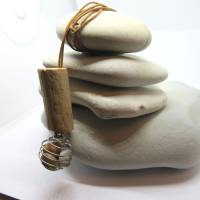 Treibholz Kettenanhänger mit Mini-Steinen in Metallspirale, nachhaltiger Treibholzschmuck, Holzschmuck Bild 7
