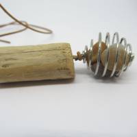 Treibholz Kettenanhänger mit Mini-Steinen in Metallspirale, nachhaltiger Treibholzschmuck, Holzschmuck Bild 9