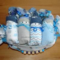 personalisierte Windeltorte für Junge: 4 Windelbabys im Tuch, Geschenk zur Geburt Bild 1