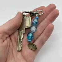 Glasperlen Schlüsselanhänger mit Blattanhänger – Schicker Begleiter für Schlüssel, Taschen und Rucksäcke Bild 2