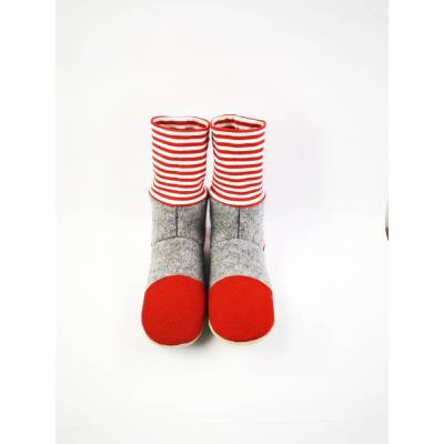 Hausschuhe aus Wolle in grau mit rot-weißgeringeltem Bündchen