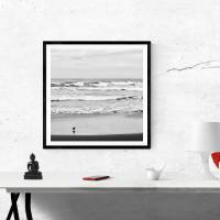 Meer und kleiner Vogel am Strand, Kunstdruck in schwarzweiß, monochrom, Fotografie und stimmungsvolle Wanddekoration Bild 2