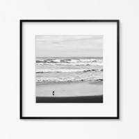 Meer und kleiner Vogel am Strand, Kunstdruck in schwarzweiß, monochrom, Fotografie und stimmungsvolle Wanddekoration Bild 3
