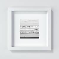 Meer und kleiner Vogel am Strand, Kunstdruck in schwarzweiß, monochrom, Fotografie und stimmungsvolle Wanddekoration Bild 4
