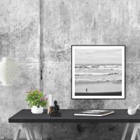 Meer und kleiner Vogel am Strand, Kunstdruck in schwarzweiß, monochrom, Fotografie und stimmungsvolle Wanddekoration Bild 6