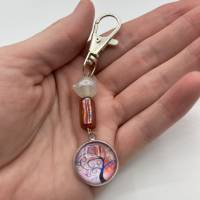 Glasperlen Schlüsselanhänger mit Lebensbaum Cabochon – Schicker Begleiter für Schlüssel, Taschen und Rucksäcke Bild 2