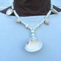 Halskette mit Glasperlen und Muscheln Bild 1