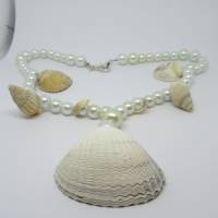 Halskette mit Glasperlen und Muscheln Bild 3