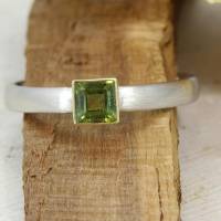 Schmaler Ring aus Platin mit grünem Turmalin Bild 1