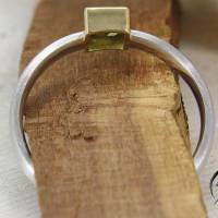 Schmaler Ring aus Platin mit grünem Turmalin Bild 2