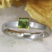 Schmaler Ring aus Platin mit grünem Turmalin Bild 4