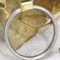 Schmaler Ring aus Platin mit grünem Turmalin Bild 6