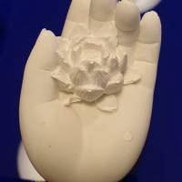 Schmuckteil "Hand mit Blüte" mit individuellem Rückseiten-Motiv Bild 1