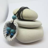 Muschelkette mit blauen Holzperlen am Lederband,  Muschelschmuck mit Meerliebe Bild 1