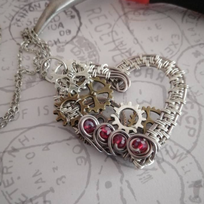 Steampunk Look Herz mit roten Facetten Perlen mit Zahnrädern/ Valentinstags Geschenkidee/ Drahtschmuck