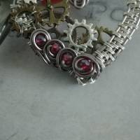 Steampunk Look Herz mit roten Facetten Perlen mit Zahnrädern/ Valentinstags Geschenkidee/ Drahtschmuck Bild 6