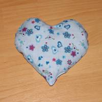 Kirschkernkissen Herz - Hellblau mit Blumen und Herzen Bild 1