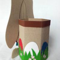 Frecher Osterhase mit Geschenkbox als Osterkörbchen oder Frühlingsdeko, Osternest, Häschen aus Wellpappe, Schlappohrhase Bild 10