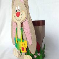 Frecher Osterhase mit Geschenkbox als Osterkörbchen oder Frühlingsdeko, Osternest, Häschen aus Wellpappe, Schlappohrhase Bild 6